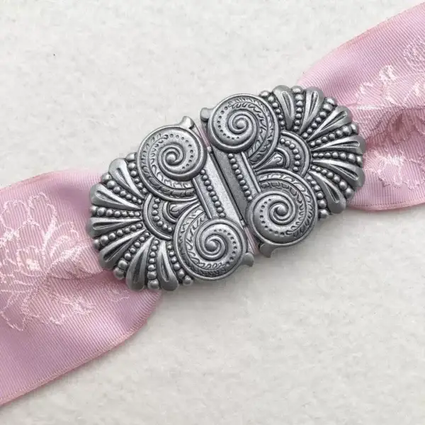 Dirndlschließe Schürzenschließe antik-silber matt No. 7 – Bild 1 – Chiemgauer Heimatwerk Trachten-Onlineshop Dirndlschließe Schürzenschließe antik-silber matt No. 7 - Bild 1 - Chiemgauer Heimatwerk Trachten-Onlineshop