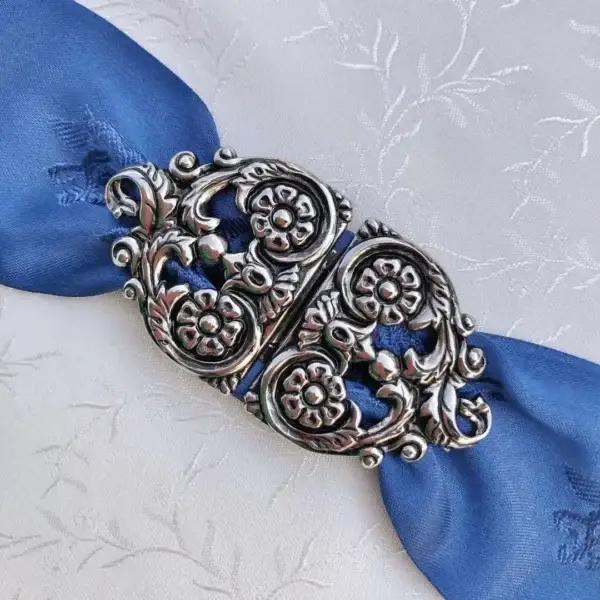 Dirndlschließe Schürzenschließe antik-silber No. 23 – Bild 1 – Chiemgauer Heimatwerk Trachten-Onlineshop Dirndlschließe Schürzenschließe antik-silber No. 23 - Bild 1 - Chiemgauer Heimatwerk Trachten-Onlineshop