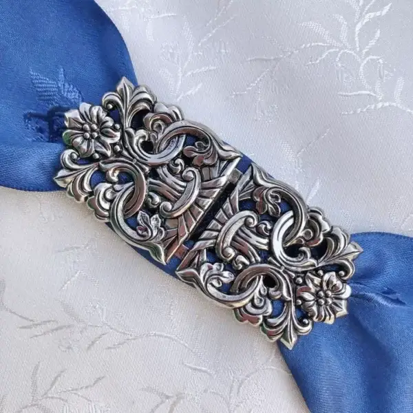 Dirndlschließe Schürzenschließe antik-silber No. 25 – Bild 1 – Chiemgauer Heimatwerk Trachten-Onlineshop Dirndlschließe Schürzenschließe antik-silber No. 25 - Bild 1 - Chiemgauer Heimatwerk Trachten-Onlineshop