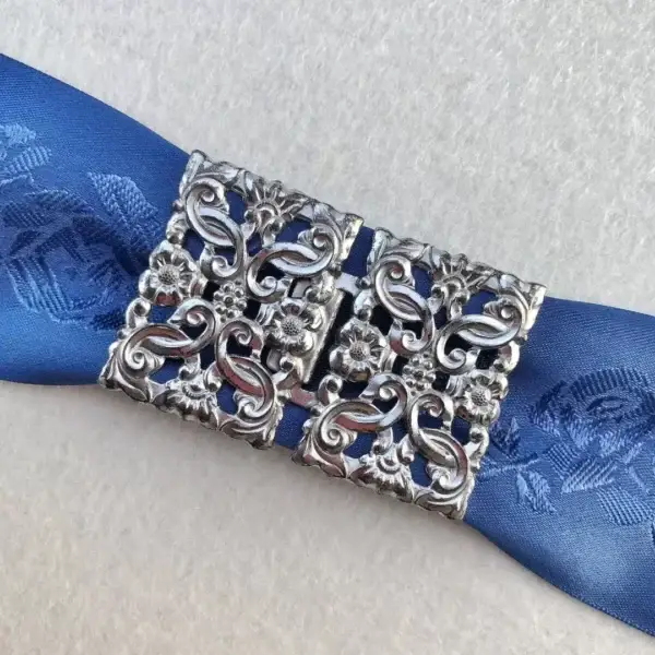 Dirndlschließe Schürzenschließe antik-silber No. 31 – Bild 1 – Chiemgauer Heimatwerk Trachten-Onlineshop Dirndlschließe Schürzenschließe antik-silber No. 31 - Bild 1 - Chiemgauer Heimatwerk Trachten-Onlineshop
