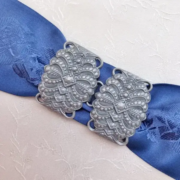 Dirndlschließe Schürzenschließe silber matt No. 3 – Bild 1 – Chiemgauer Heimatwerk Trachten-Onlineshop Dirndlschließe Schürzenschließe silber matt No. 3 - Bild 1 - Chiemgauer Heimatwerk Trachten-Onlineshop