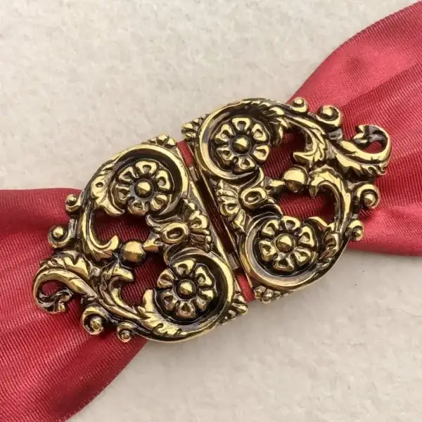 Dirndlschließe Schürzenschließe vergoldet No. 4 – Bild 1 – Chiemgauer Heimatwerk Trachten-Onlineshop Dirndlschließe Schürzenschließe vergoldet No. 4 - Bild 1 - Chiemgauer Heimatwerk Trachten-Onlineshop