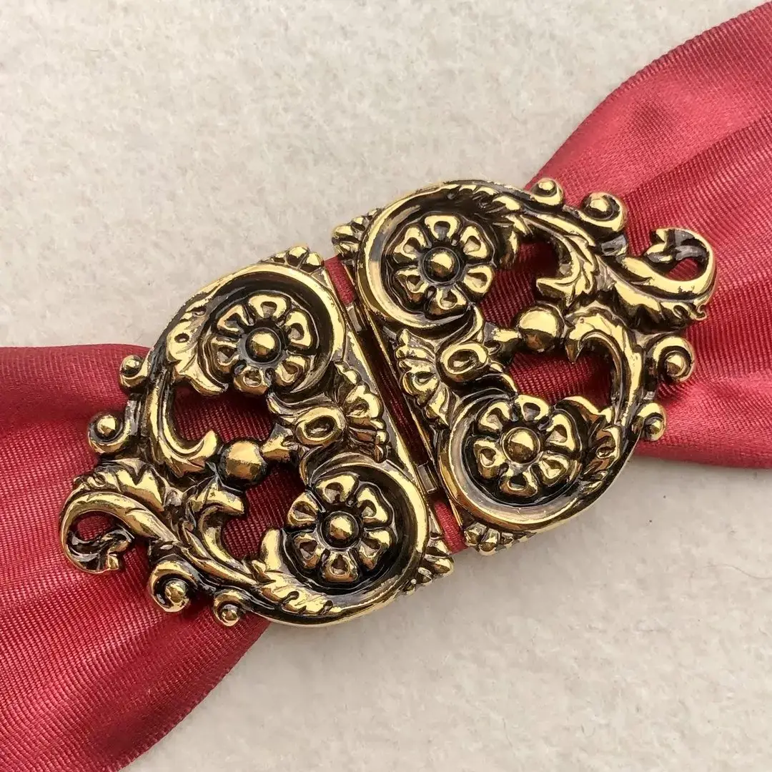 Dirndlschließe Schürzenschließe vergoldet No. 4 – Bild 1 – Chiemgauer Heimatwerk Trachten-Onlineshop Dirndlschließe Schürzenschließe vergoldet No. 4 - Bild 1 - Chiemgauer Heimatwerk Trachten-Onlineshop