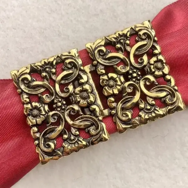 Dirndlschließe Schürzenschließe vergoldet No. 6 – Bild 1 – Chiemgauer Heimatwerk Trachten-Onlineshop Dirndlschließe Schürzenschließe vergoldet No. 6 - Bild 1 - Chiemgauer Heimatwerk Trachten-Onlineshop