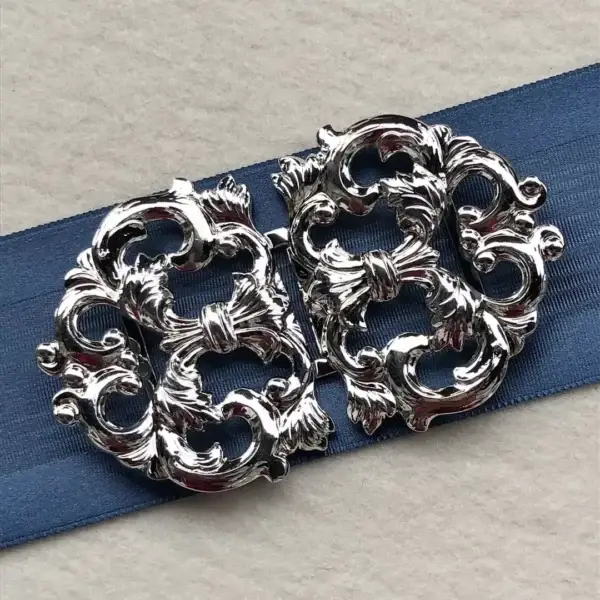 Dirndlschließe Schürzenschließe versilbert No. 3 – Bild 1 – Chiemgauer Heimatwerk Trachten-Onlineshop Dirndlschließe Schürzenschließe versilbert No. 3 - Bild 1 - Chiemgauer Heimatwerk Trachten-Onlineshop