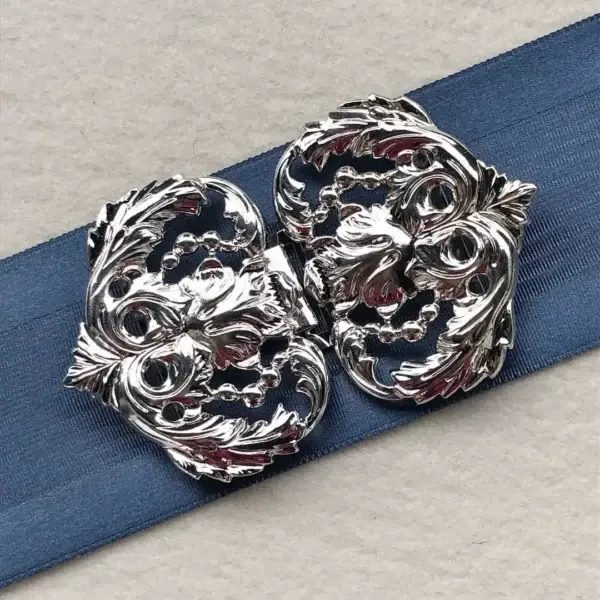Dirndlschließe Schürzenschließe versilbert No. 5 – Bild 1 – Chiemgauer Heimatwerk Trachten-Onlineshop Dirndlschließe Schürzenschließe versilbert No. 5 - Bild 1 - Chiemgauer Heimatwerk Trachten-Onlineshop
