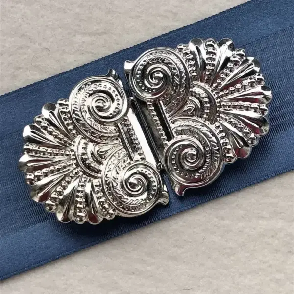 Dirndlschließe Schürzenschließe versilbert No. 6 – Bild 1 – Chiemgauer Heimatwerk Trachten-Onlineshop Dirndlschließe Schürzenschließe versilbert No. 6 - Bild 1 - Chiemgauer Heimatwerk Trachten-Onlineshop