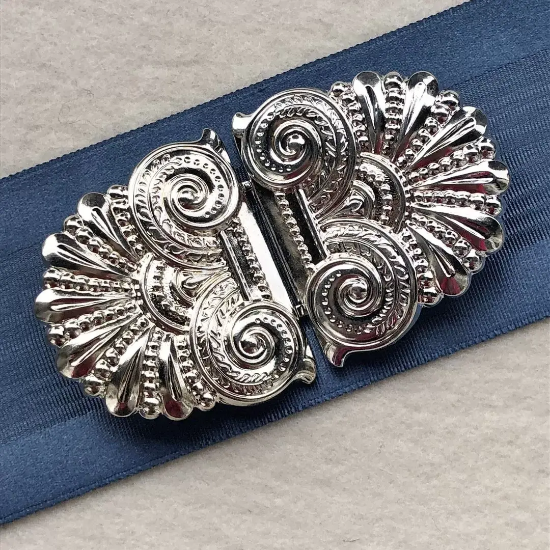 Dirndlschließe Schürzenschließe versilbert No. 6 – Bild 1 – Chiemgauer Heimatwerk Trachten-Onlineshop Dirndlschließe Schürzenschließe versilbert No. 6 - Bild 1 - Chiemgauer Heimatwerk Trachten-Onlineshop