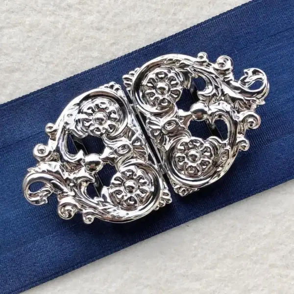 Dirndlschließe Schürzenschließe versilbert No. 7 – Bild 1 – Chiemgauer Heimatwerk Trachten-Onlineshop Dirndlschließe Schürzenschließe versilbert No. 7 - Bild 1 - Chiemgauer Heimatwerk Trachten-Onlineshop