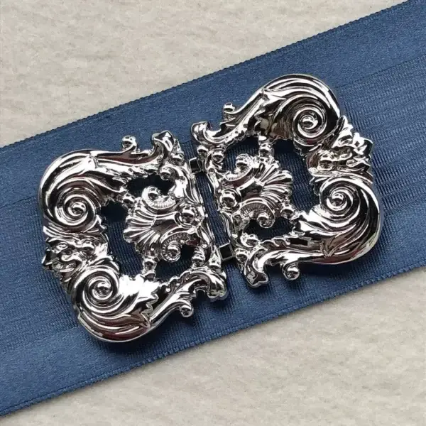 Dirndlschließe Schürzenschließe versilbert No. 8 – Bild 1 – Chiemgauer Heimatwerk Trachten-Onlineshop Dirndlschließe Schürzenschließe versilbert No. 8 - Bild 1 - Chiemgauer Heimatwerk Trachten-Onlineshop