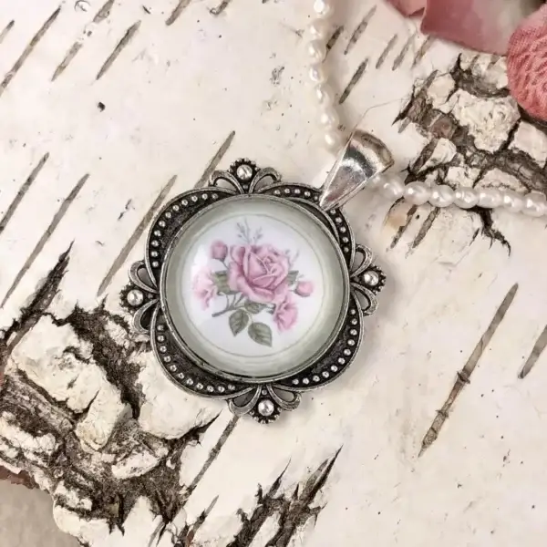 Dirndlschmuck Trachten-Amulett für Damen altrosa No. 1 – Bild 1 – Chiemgauer Heimatwerk Trachten-Onlineshop Dirndlschmuck Trachten-Amulett für Damen altrosa No. 1 - Bild 1 - Chiemgauer Heimatwerk Trachten-Onlineshop