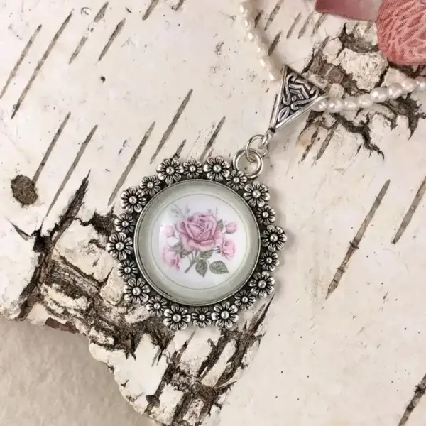 Dirndlschmuck Trachten-Amulett für Damen altrosa No. 2 – Bild 1 – Chiemgauer Heimatwerk Trachten-Onlineshop Dirndlschmuck Trachten-Amulett für Damen altrosa No. 2 - Bild 1 - Chiemgauer Heimatwerk Trachten-Onlineshop