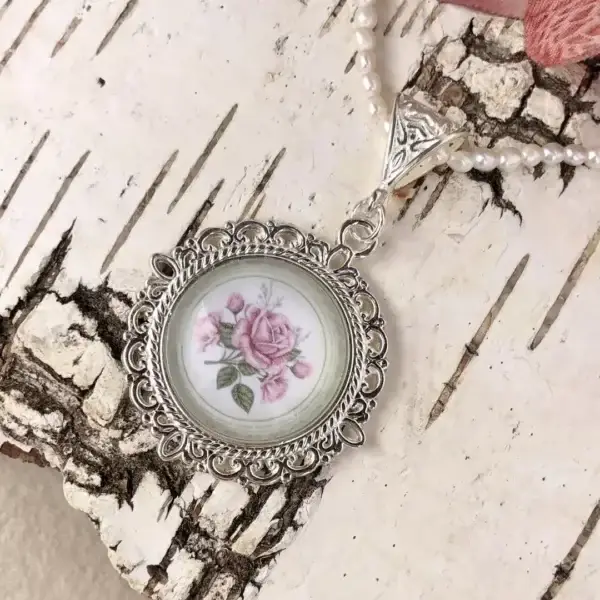 Dirndlschmuck Trachten-Amulett für Damen altrosa No. 3 – Bild 1 – Chiemgauer Heimatwerk Trachten-Onlineshop Dirndlschmuck Trachten-Amulett für Damen altrosa No. 3 - Bild 1 - Chiemgauer Heimatwerk Trachten-Onlineshop