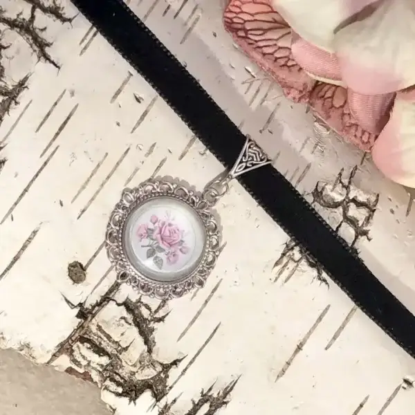 Dirndlschmuck Trachten-Amulett für Damen altrosa No. 4 – Bild 1 – Chiemgauer Heimatwerk Trachten-Onlineshop Dirndlschmuck Trachten-Amulett für Damen altrosa No. 4 - Bild 1 - Chiemgauer Heimatwerk Trachten-Onlineshop