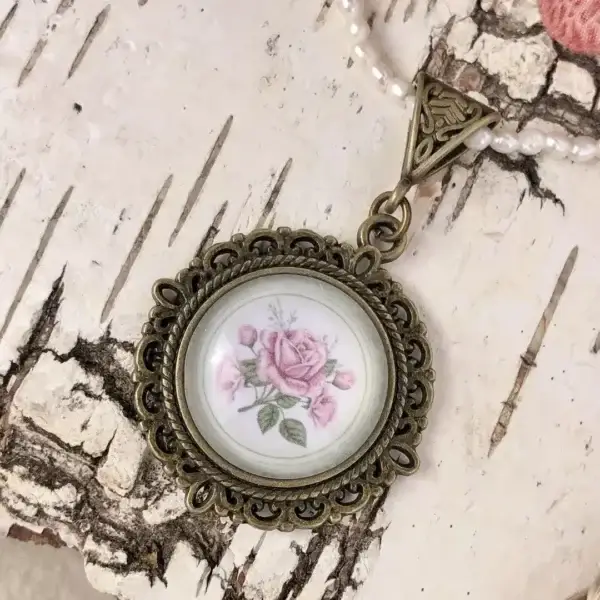 Dirndlschmuck Trachten-Amulett für Damen in altrosa – Bild 1 – Chiemgauer Heimatwerk Trachten-Onlineshop Dirndlschmuck Trachten-Amulett für Damen in altrosa - Bild 1 - Chiemgauer Heimatwerk Trachten-Onlineshop