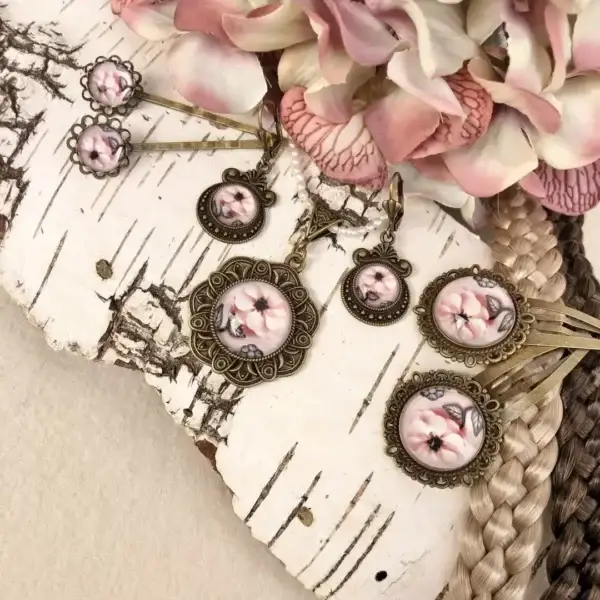Dirndlschmuck Trachtenschmuck-Set mit Blüte für Damen – Bild 1 – Chiemgauer Heimatwerk Trachten-Onlineshop Dirndlschmuck Trachtenschmuck-Set mit Blüte für Damen - Bild 1 - Chiemgauer Heimatwerk Trachten-Onlineshop