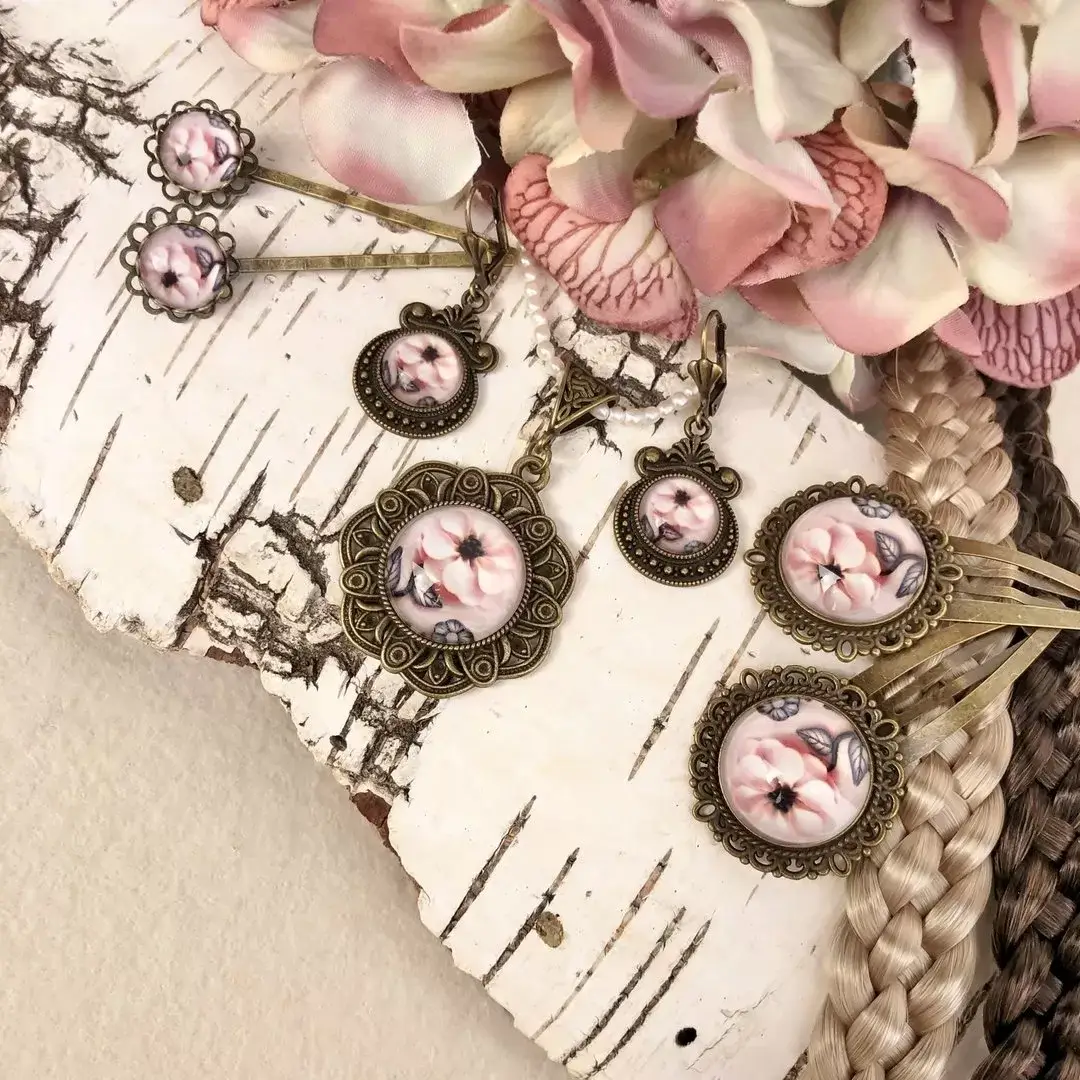 Dirndlschmuck Trachtenschmuck-Set mit Blüte für Damen – Bild 1 – Chiemgauer Heimatwerk Trachten-Onlineshop Dirndlschmuck Trachtenschmuck-Set mit Blüte für Damen - Bild 1 - Chiemgauer Heimatwerk Trachten-Onlineshop