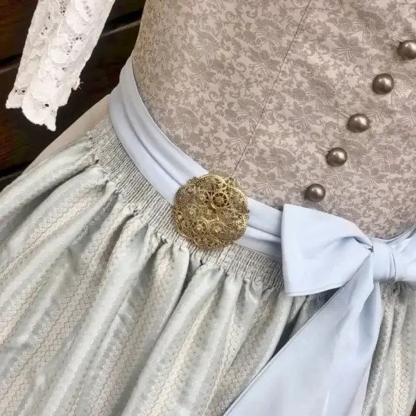 Dirndlspange für Schürze Schürzenklammer altgold-beige – Bild 1 – Chiemgauer Heimatwerk Trachten-Onlineshop Dirndlspange für Schürze Schürzenklammer altgold-beige - Bild 1 - Chiemgauer Heimatwerk Trachten-Onlineshop