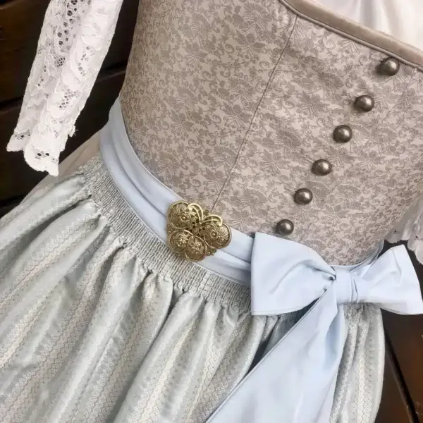 Dirndlspange für Schürze Schürzenklammer altgold – Bild 1 – Chiemgauer Heimatwerk Trachten-Onlineshop Dirndlspange für Schürze Schürzenklammer altgold - Bild 1 - Chiemgauer Heimatwerk Trachten-Onlineshop