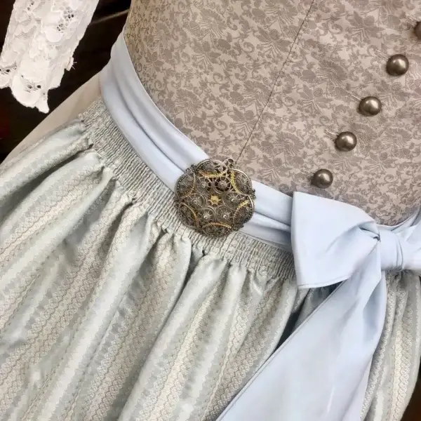 Dirndlspange für Schürze Schürzenklammer bicolor-grau – Bild 1 – Chiemgauer Heimatwerk Trachten-Onlineshop Dirndlspange für Schürze Schürzenklammer bicolor-grau - Bild 1 - Chiemgauer Heimatwerk Trachten-Onlineshop