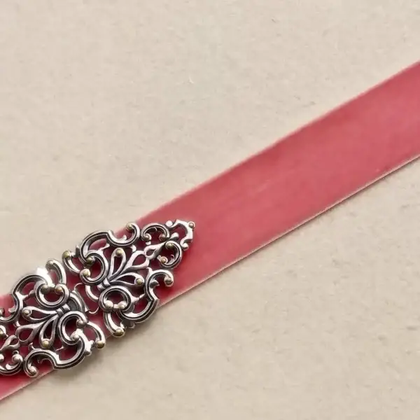 Elastisches Samtband in lachs – Bild 1 – Chiemgauer Heimatwerk Trachten-Onlineshop Elastisches Samtband in lachs - Bild 1 - Chiemgauer Heimatwerk Trachten-Onlineshop