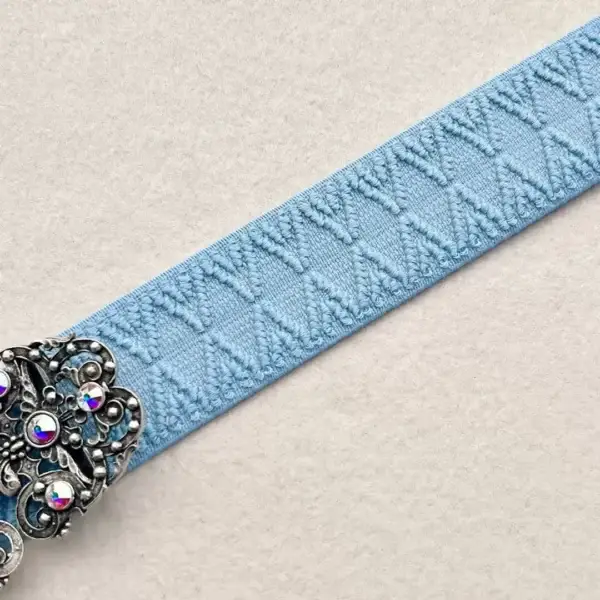 Elastisches Trachtenband in eisblau – Bild 1 – Chiemgauer Heimatwerk Trachten-Onlineshop Elastisches Trachtenband in eisblau - Bild 1 - Chiemgauer Heimatwerk Trachten-Onlineshop