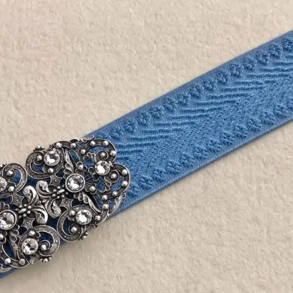 Elastisches Trachtenband in himmelblau No. 1 – Bild 1 – Chiemgauer Heimatwerk Trachten-Onlineshop Elastisches Trachtenband in himmelblau No. 1 - Bild 1 - Chiemgauer Heimatwerk Trachten-Onlineshop