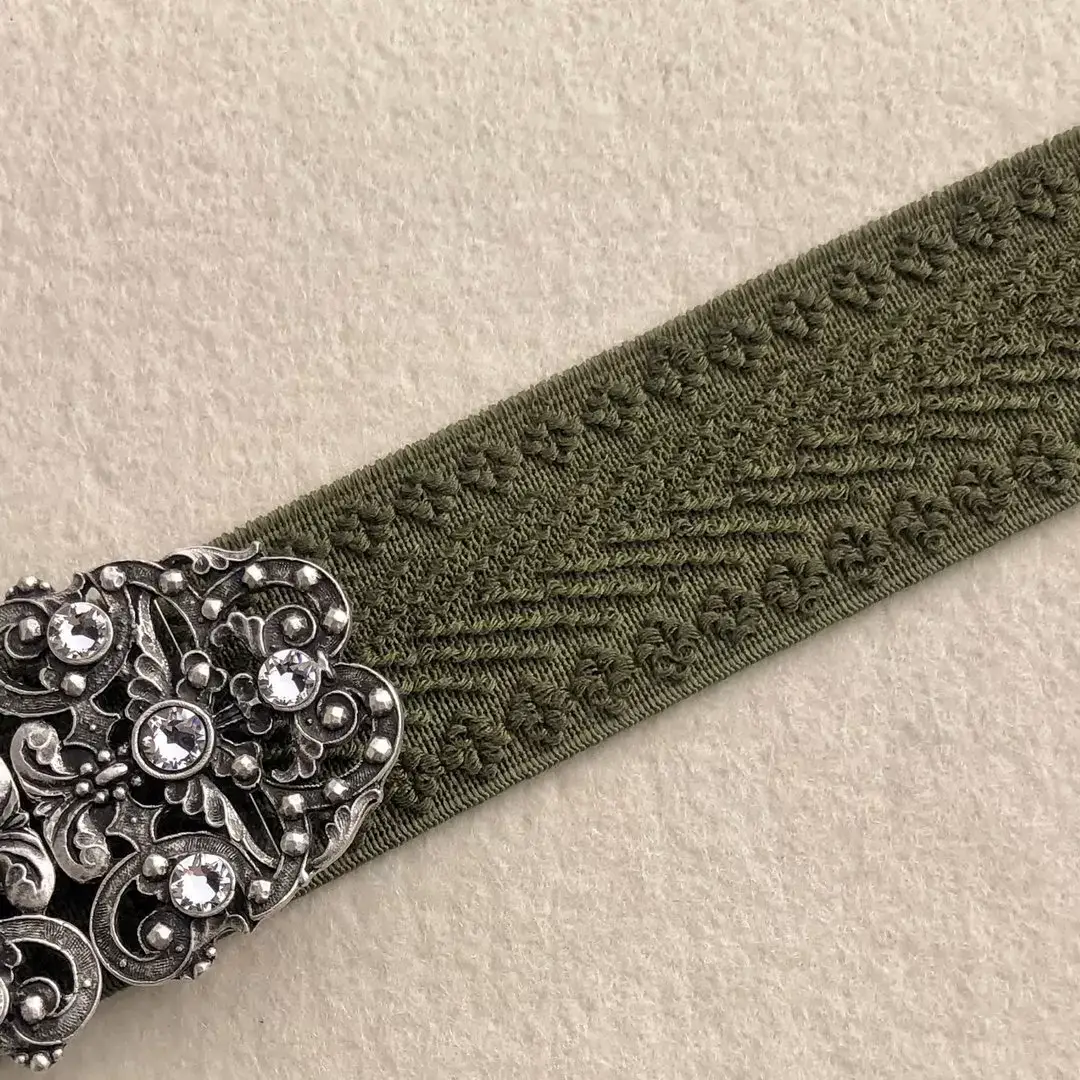 Elastisches Trachtenband in moosgrün – Bild 1 – Chiemgauer Heimatwerk Trachten-Onlineshop Elastisches Trachtenband in moosgrün - Bild 1 - Chiemgauer Heimatwerk Trachten-Onlineshop