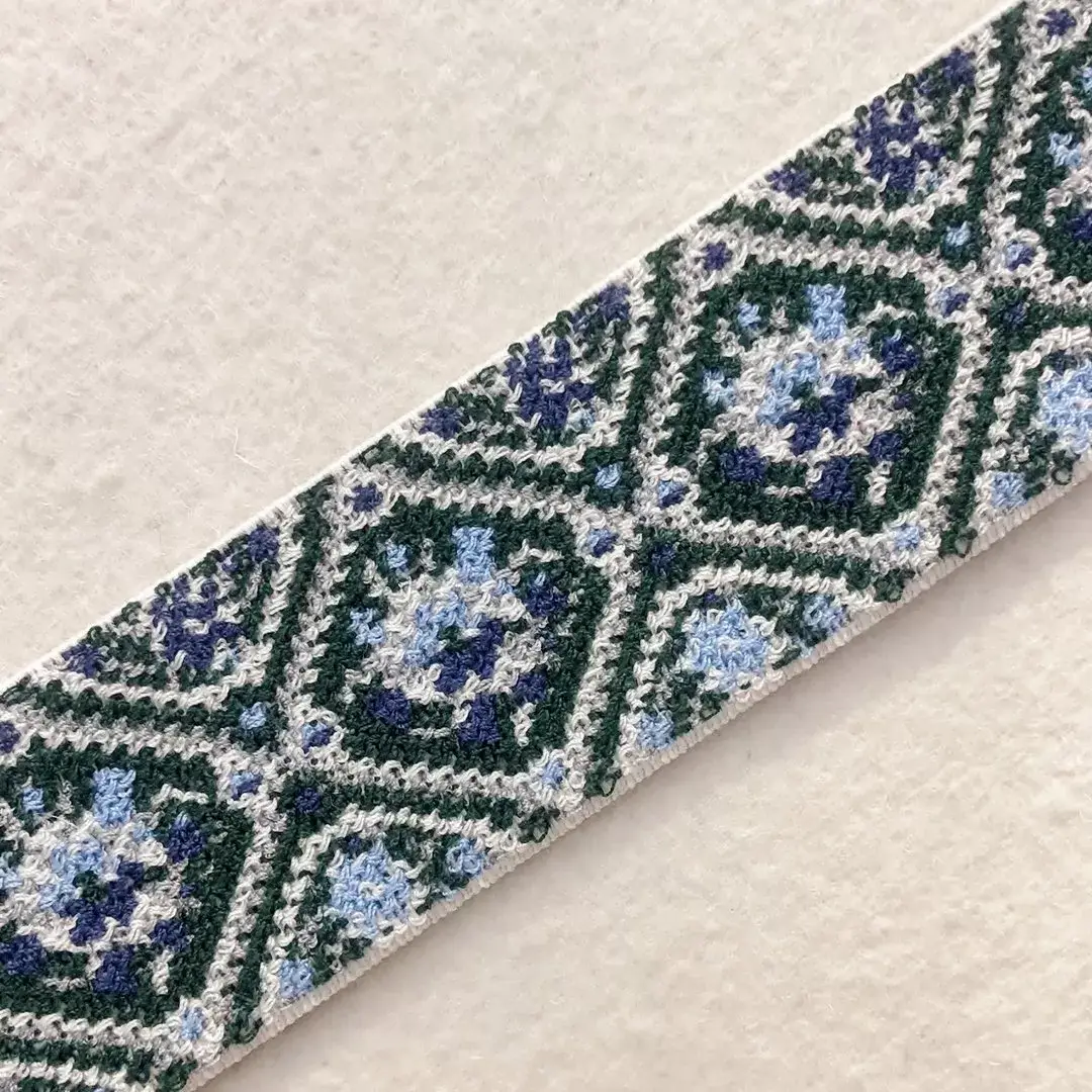 Elastisches Trachtenband mit Rosen blau-grün – Bild 1 – Chiemgauer Heimatwerk Trachten-Onlineshop Elastisches Trachtenband mit Rosen blau-grün - Bild 1 - Chiemgauer Heimatwerk Trachten-Onlineshop