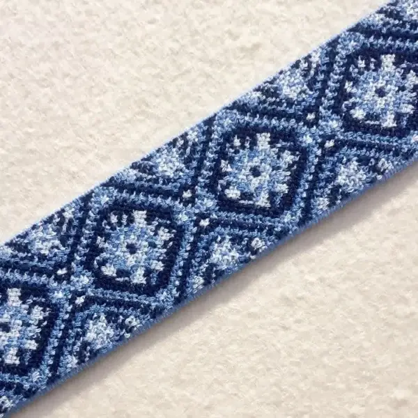 Elastisches Trachtenband mit Rosen blau No. 1 – Bild 1 – Chiemgauer Heimatwerk Trachten-Onlineshop Elastisches Trachtenband mit Rosen blau No. 1 - Bild 1 - Chiemgauer Heimatwerk Trachten-Onlineshop