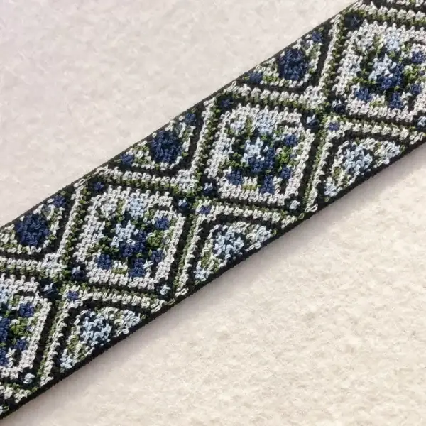 Elastisches Trachtenband mit Rosen blau No. 2 – Bild 1 – Chiemgauer Heimatwerk Trachten-Onlineshop Elastisches Trachtenband mit Rosen blau No. 2 - Bild 1 - Chiemgauer Heimatwerk Trachten-Onlineshop