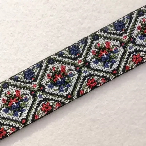 Elastisches Trachtenband mit Rosen blau-rot – Bild 1 – Chiemgauer Heimatwerk Trachten-Onlineshop Elastisches Trachtenband mit Rosen blau-rot - Bild 1 - Chiemgauer Heimatwerk Trachten-Onlineshop