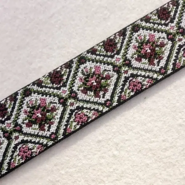 Elastisches Trachtenband mit Rosen burgund – Bild 1 – Chiemgauer Heimatwerk Trachten-Onlineshop Elastisches Trachtenband mit Rosen burgund - Bild 1 - Chiemgauer Heimatwerk Trachten-Onlineshop