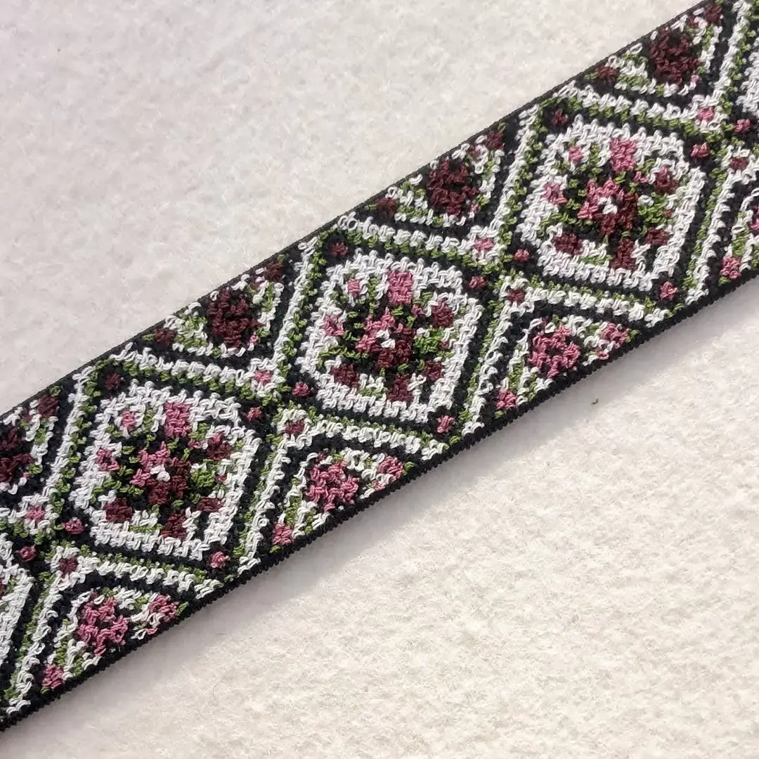 Elastisches Trachtenband mit Rosen burgund – Bild 1 – Chiemgauer Heimatwerk Trachten-Onlineshop Elastisches Trachtenband mit Rosen burgund - Bild 1 - Chiemgauer Heimatwerk Trachten-Onlineshop