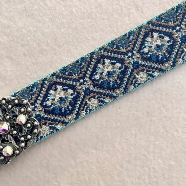 Elastisches Trachtenband mit Rosen dunkelblau – Bild 1 – Chiemgauer Heimatwerk Trachten-Onlineshop Elastisches Trachtenband mit Rosen dunkelblau - Bild 1 - Chiemgauer Heimatwerk Trachten-Onlineshop