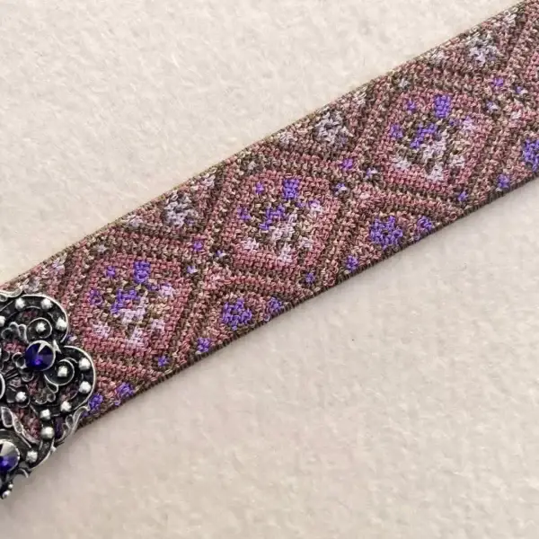 Elastisches Trachtenband mit Rosen lila – Bild 1 – Chiemgauer Heimatwerk Trachten-Onlineshop Elastisches Trachtenband mit Rosen lila - Bild 1 - Chiemgauer Heimatwerk Trachten-Onlineshop
