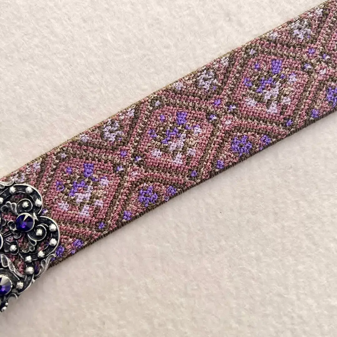 Elastisches Trachtenband mit Rosen lila – Bild 1 – Chiemgauer Heimatwerk Trachten-Onlineshop Elastisches Trachtenband mit Rosen lila - Bild 1 - Chiemgauer Heimatwerk Trachten-Onlineshop