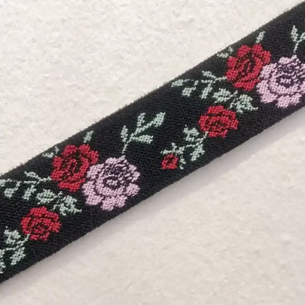 Elastisches Trachtenband mit Rosen rosa-rot – Bild 1 – Chiemgauer Heimatwerk Trachten-Onlineshop Elastisches Trachtenband mit Rosen rosa-rot - Bild 1 - Chiemgauer Heimatwerk Trachten-Onlineshop