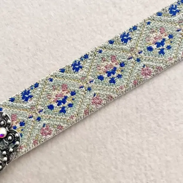 Elastisches Trachtenband mit Rosen vanille – Bild 1 – Chiemgauer Heimatwerk Trachten-Onlineshop Elastisches Trachtenband mit Rosen vanille - Bild 1 - Chiemgauer Heimatwerk Trachten-Onlineshop