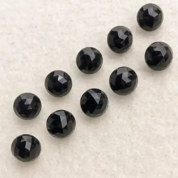 Facettierter Halbkugelknopf aus Kunststoff schwarz – Bild 1 – Chiemgauer Heimatwerk Trachten-Onlineshop Facettierter Halbkugelknopf aus Kunststoff schwarz - Bild 1 - Chiemgauer Heimatwerk Trachten-Onlineshop