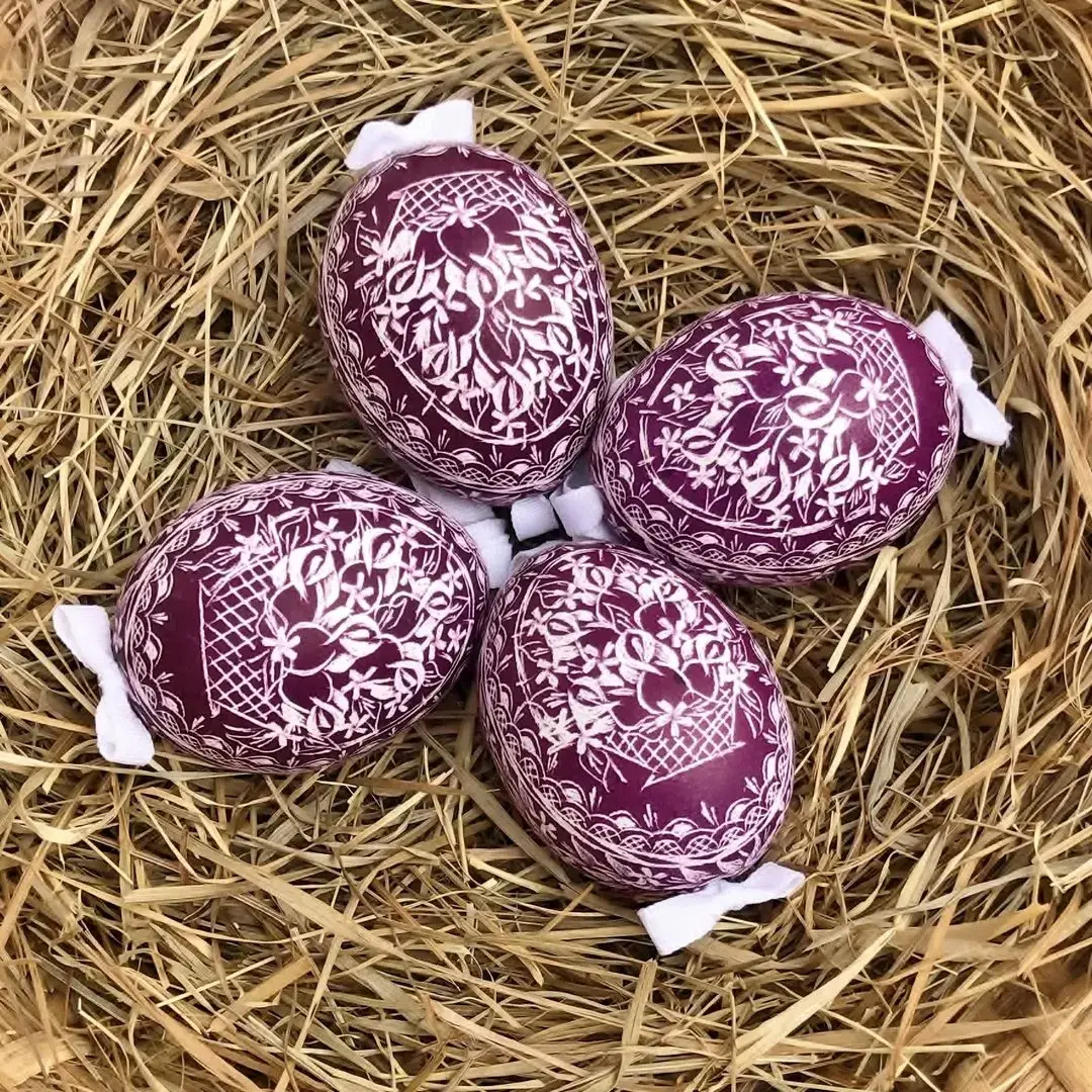Gekratzte Ostereier mit Kratztechnik rot-violett No. 1 – Bild 1 – Chiemgauer Heimatwerk Trachten-Onlineshop Gekratzte Ostereier mit Kratztechnik rot-violett No. 1 - Bild 1 - Chiemgauer Heimatwerk Trachten-Onlineshop