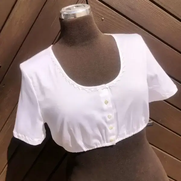 Gössl Dirndlbluse kurzarm Pfoadl mit Stickerei – Bild 1 – Chiemgauer Heimatwerk Trachten-Onlineshop Gössl Dirndlbluse kurzarm Pfoadl mit Stickerei - Bild 1 - Chiemgauer Heimatwerk Trachten-Onlineshop