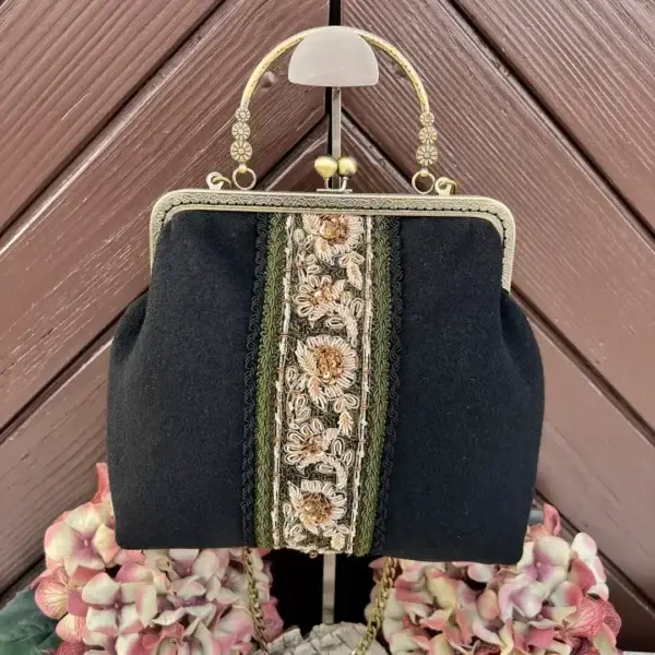 Goldbestickte Trachtentasche für Damen schwarz No. 3 – Bild 1 – Chiemgauer Heimatwerk Trachten-Onlineshop Goldbestickte Trachtentasche für Damen schwarz No. 3 - Bild 1 - Chiemgauer Heimatwerk Trachten-Onlineshop