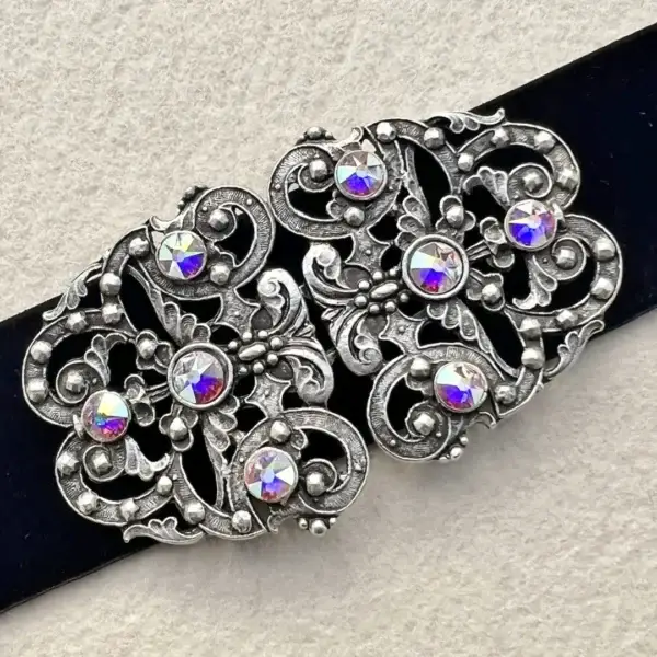 Trachtenschließe mit Swarovski in kristallAB – Bild 47 – Chiemgauer Heimatwerk Trachten-Onlineshop Trachtenschließe mit Swarovski in kristallAB - Bild 47 - Chiemgauer Heimatwerk Trachten-Onlineshop