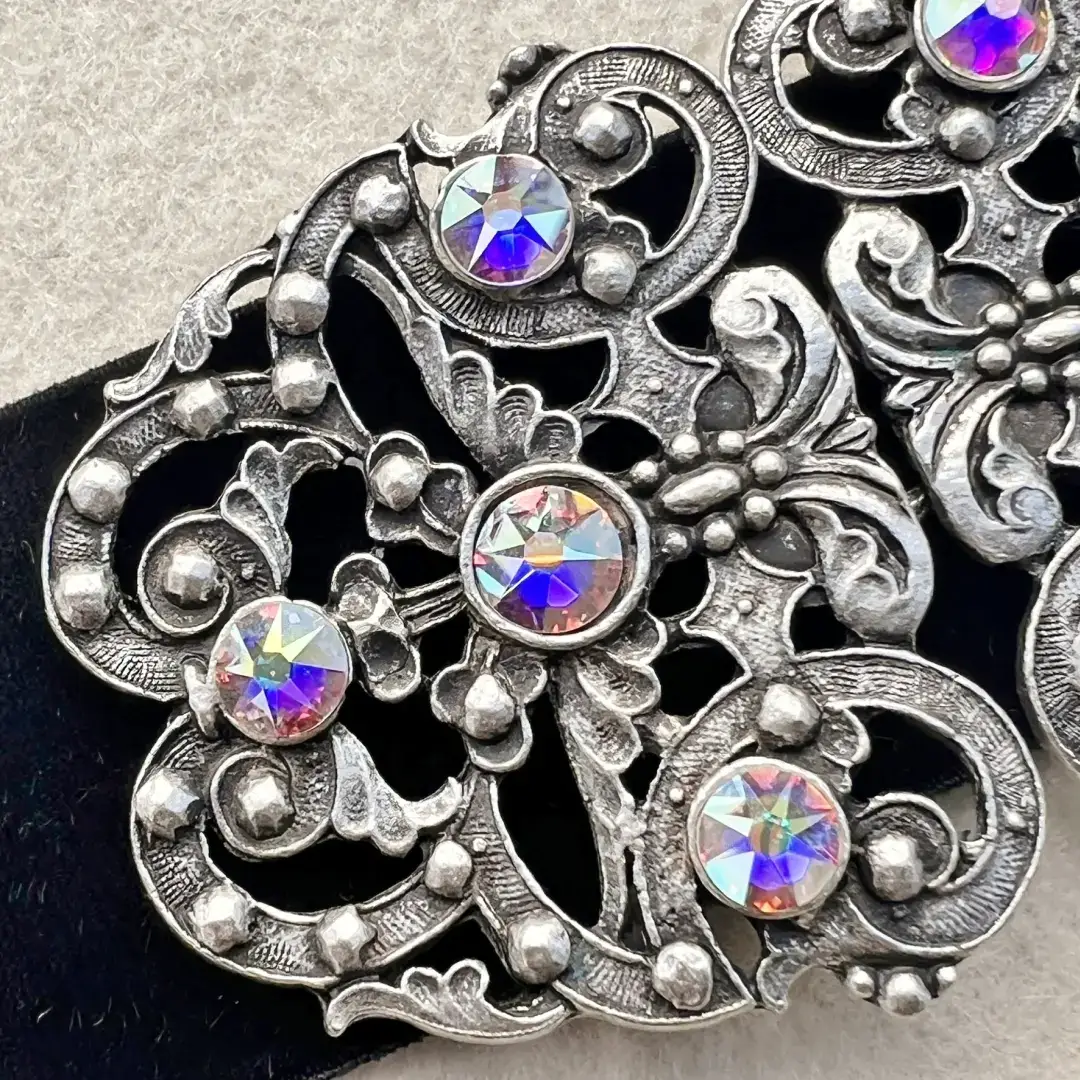 Trachtenschließe mit Swarovski in kristallAB – Bild 49 – Chiemgauer Heimatwerk Trachten-Onlineshop Trachtenschließe mit Swarovski in kristallAB - Bild 49 - Chiemgauer Heimatwerk Trachten-Onlineshop
