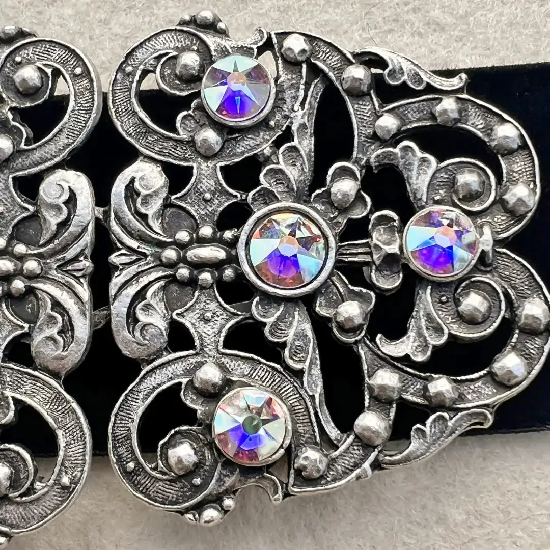 Trachtenschließe mit Swarovski in kristallAB – Bild 50 – Chiemgauer Heimatwerk Trachten-Onlineshop Trachtenschließe mit Swarovski in kristallAB - Bild 50 - Chiemgauer Heimatwerk Trachten-Onlineshop
