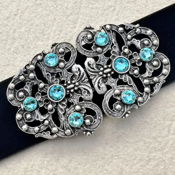 Trachtenschließe mit Swarovski in türkis – Bild 44 – Chiemgauer Heimatwerk Trachten-Onlineshop Trachtenschließe mit Swarovski in türkis - Bild 44 - Chiemgauer Heimatwerk Trachten-Onlineshop