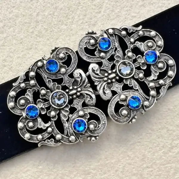 Trachtenschließe mit Swarovski in enzianblau – Bild 44 – Chiemgauer Heimatwerk Trachten-Onlineshop Trachtenschließe mit Swarovski in enzianblau - Bild 44 - Chiemgauer Heimatwerk Trachten-Onlineshop