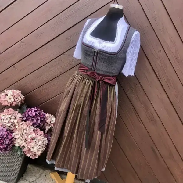 Hammerschmid Dirndl anthrazit-burgund – Bild 1 – Chiemgauer Heimatwerk Trachten-Onlineshop Hammerschmid Dirndl anthrazit-burgund - Bild 1 - Chiemgauer Heimatwerk Trachten-Onlineshop