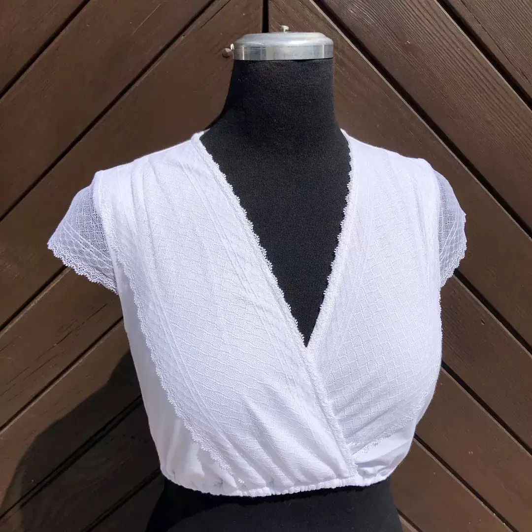 Hammerschmid Dirndlbluse kurzarm mit V-Ausschnitt No. 1 – Bild 1 – Chiemgauer Heimatwerk Trachten-Onlineshop Hammerschmid Dirndlbluse kurzarm mit V-Ausschnitt No. 1 - Bild 1 - Chiemgauer Heimatwerk Trachten-Onlineshop